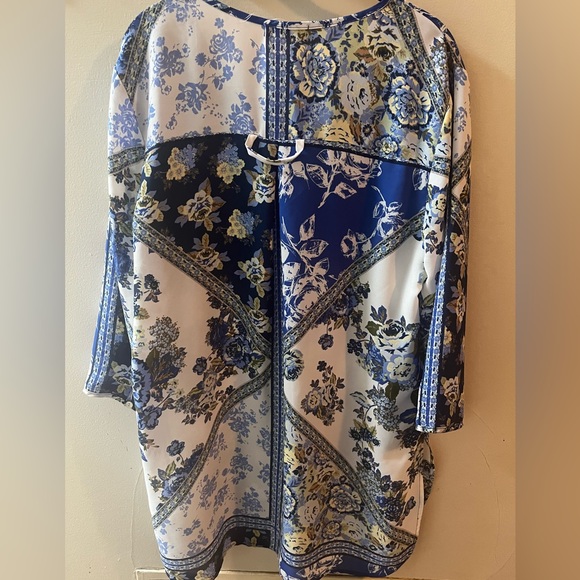 3/4 Length Light Weight Shirt w Pockets and Floral Print - Picture 6 of 7